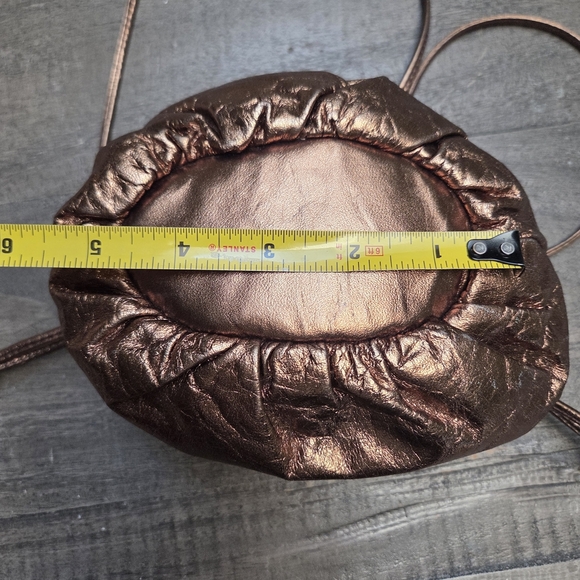 Vintage Leather EON Metallic Drawstring Crossbody Women's Bag - Picture 8 of 9